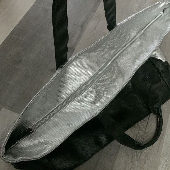 VICTORIA’S Secret tote bag in black & metallic silver zip top back slip pocket - Picture 5 of 10